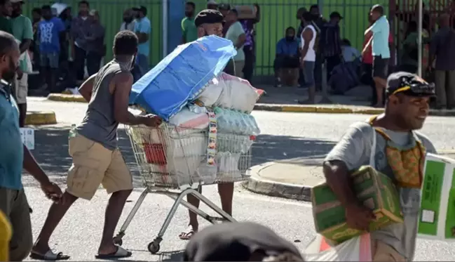 Papua Yeni Gine'de ortalık yangın yeri! Maaş kesintilerini protesto eden binlerce kişi sokaklara indi, OHAL ilan edildi