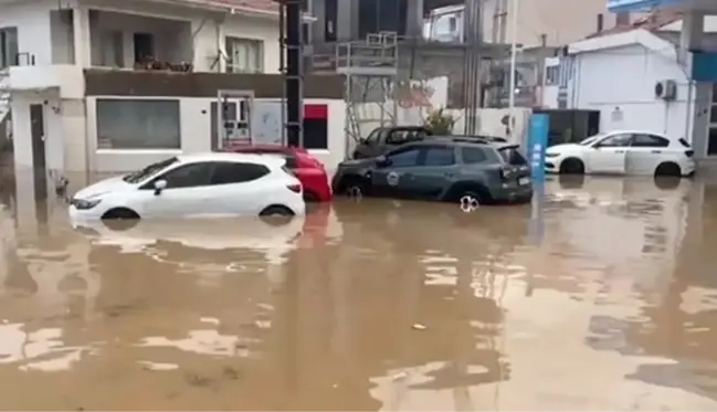 İzmir'de sağanak sonrası dereler taştı, ev ve iş yerleri su altında kaldı