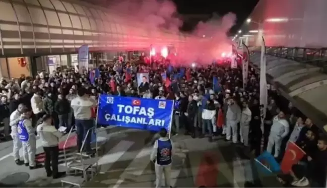 Grevdeki TOFAŞ işçileri istediği zammı aldı: Sözleşmeyi davul zurnayla kutladılar