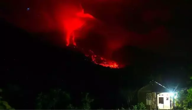 Endonezya'da Merapi Yanardağı patladı