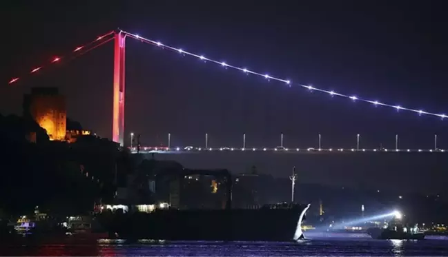 İstanbul Boğazı'nda gemi trafiği geçici olarak askıya alındı