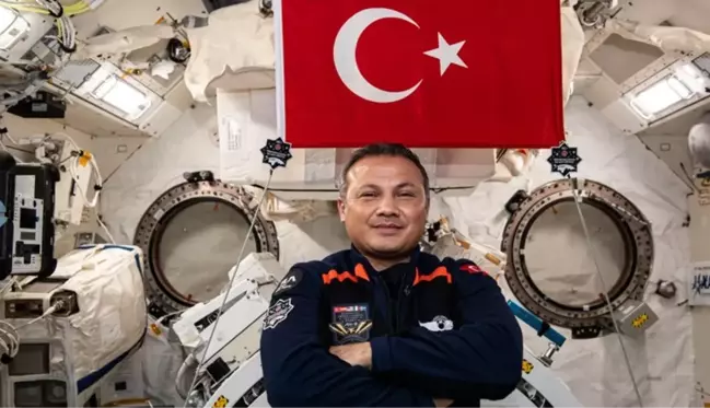 Uzaydan dünyaya dönüş rotası nasıl olacak? Türkiye'nin ilk astronotu Alper Gezeravcı canlı yayında anlattı