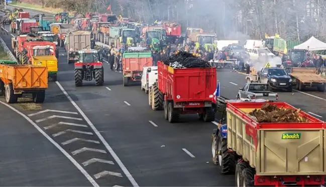 Hükümetle anlaşmazlık yaşayan Fransız çiftçiler, Paris'i 1.000 traktörle kuşatmaya başladı