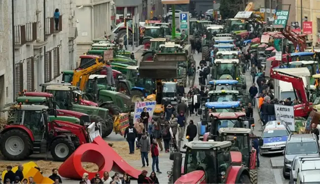 İspanyol çiftçiler ülke genelinde traktörleriyle yolları kapattı