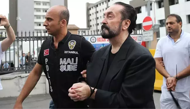 Herkes aynı detaya tepki gösteriyor! Adnan Oktar'ın cezaevinde çekilen yeni fotoğrafları ortalığı karıştırdı