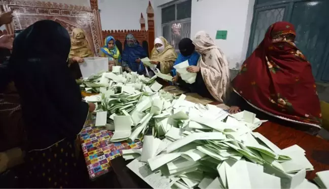 Pakistan seçimlerini tutuklu eski Başbakan İmran Han destekli bağımsızlar ilk sırada tamamladı