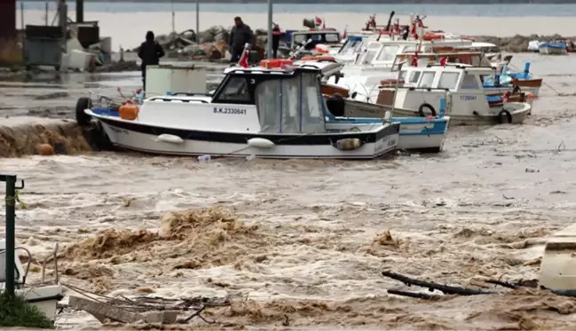 Çanakkale'yi vuran sağanak Kepez Çayı'nı taşırdı, kentte motosiklet ve motokuryelerin trafiğe çıkışı yasaklandı