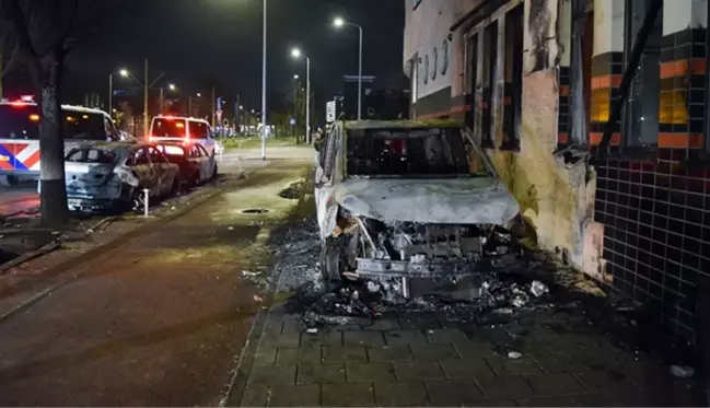 Lahey'de sığınmacılar ayaklandı, ortalık yangın yerine döndü: 6 polis yaralı