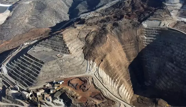 Erzincan'da 9 işçinin toprak altında kaldığı maden sahasında heyelan riski nedeniyle arama faaliyetleri durduruldu