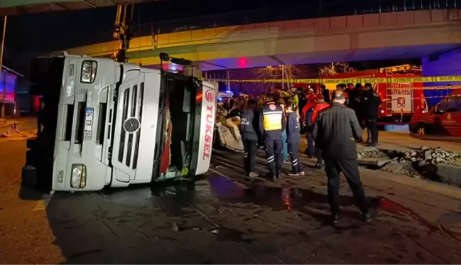 İstanbul Bakırköy'de üst geçide çarpan tır, otomobilin üzerine devrildi: 4 ölü