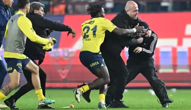 Fenerbahçeli Osayi Samuel, kendisine doğru koşan Trabzonsporlu taraftara yumruk attı