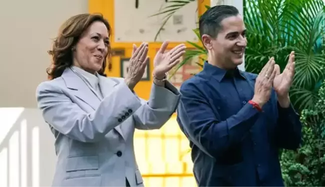 ABD Başkan Yardımcısı Kamala Harris, Porto Riko ziyaretinde tempo tuttuğu şarkının sözlerini öğrenince alkışlamayı kesti