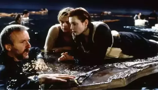 Titanic filmininde Rose'un hayatını kurtaran ikonik tahta kapı, 718 bin dolara satıldı