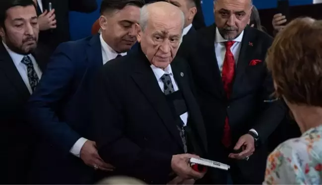 Oyunu Ankara'da kullanan Bahçeli'nin yüzündeki morluk ve şişlikler dikkat çekti