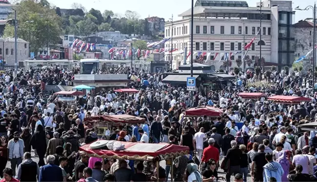 Ramazan Bayramı'nı fırsat bilenler Eminönü'ne akın etti