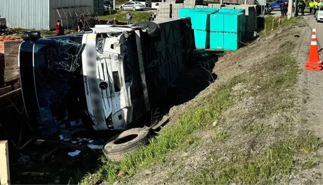 Malatya'da otomobille çarpışan otobüs devrildi: 22 yaralı