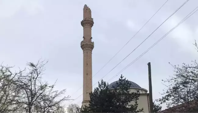 Tokat'ta 5,6'lık deprem nedeniyle cami minaresi yıkıldı