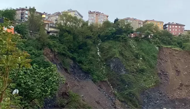 Gaziosmanpaşa'da toprak kayması nedeniyle tahliye edilen bina sayısı 30'a yükseldi! Hasarın boyutu gün ağarınca ortaya çıktı