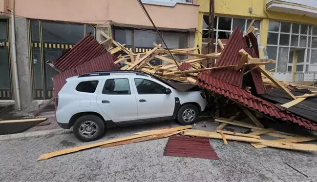 Türkiye fırtınaya teslim! Çatılar uçtu, minareler devrildi