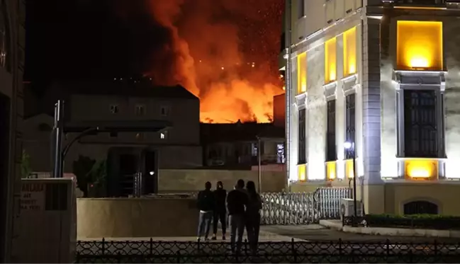 İzmir'de Tarihi Kemeraltı Çarşısı'nda yangın