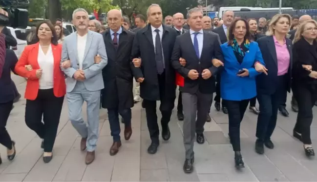 CHP yeni müfredat taslağını protesto için Milli Eğitim Bakanlığı'na yürüdü