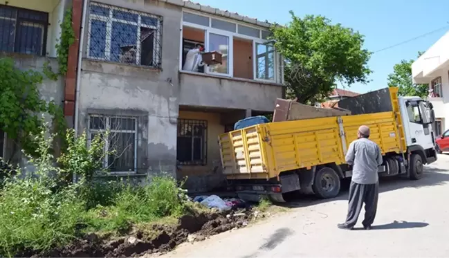 Gebze'de bir evden 10 kamyon çöp çıkarıldı