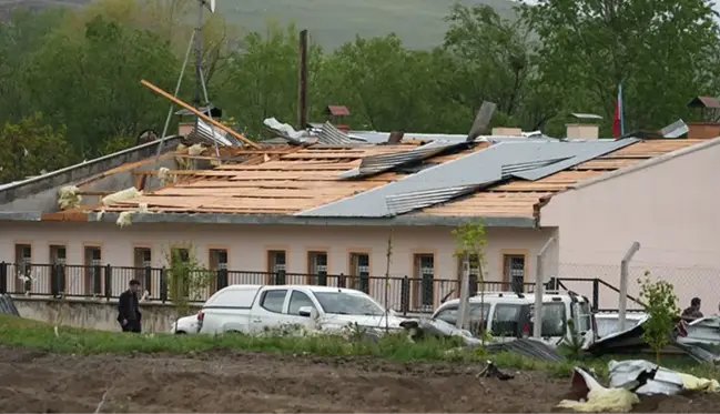 Erzurum'da hortum nedeniyle birçok ev ve okulun çatısı uçtu