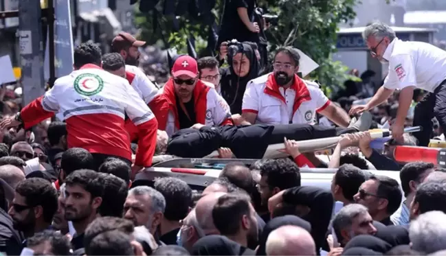 Tahran böyle kalabalık görmedi! Reisi'nin cenaze töreninde izdiham yaşandı, bayılanlar oldu