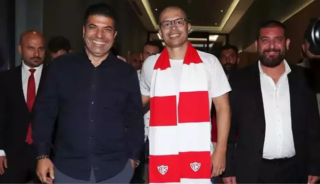 Antalyaspor'un yeni teknik direktörü Alex de Souza, imza için Türkiye'ye geldi