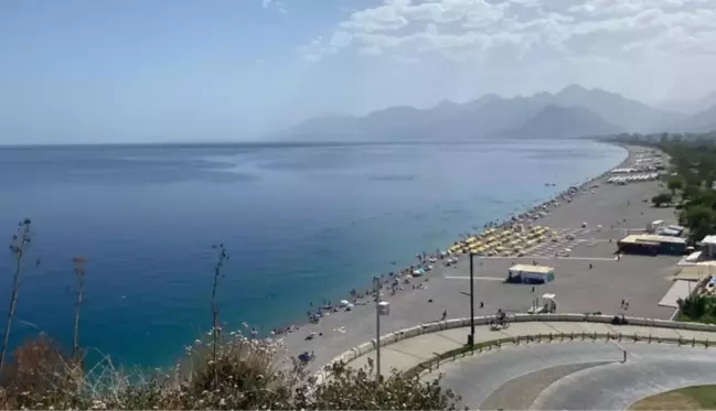 Antalya'da sıcak hava, tatilcileri Konyaaltı Sahili'nden kaçırdı