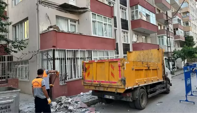 İstanbul'da korku dolu anlar: 4 katlı binanın balkonu çöktü