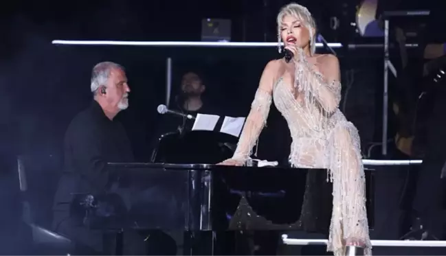 Ajda Pekkan kariyerindeki ilk stadyum konserini verdi! Sahnede ünlü geçidi yaşandı