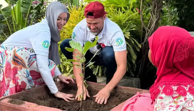 Gamze Özçelik ve Reshad Strik çifti balayı yerine Tanzanya'ya yardım götürmeye gitti