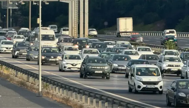 Yola çıkacaklar dikkat! İstanbul'dan çıkışlar durma noktasına geldi