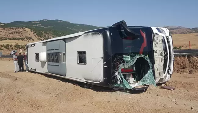 Bingöl'de yolcu otobüsü devrildi, 14 kişi yaralandı