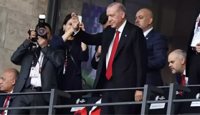 Erdoğan, Türkiye-Hollanda futbol maçını izlemek üzere Berlin'e geldi