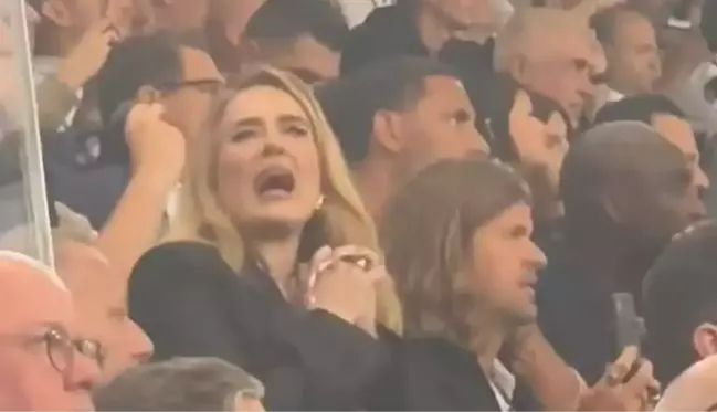 Şarkıcı Adele, penaltı atışı öncesi heyecanlı kalabalığa