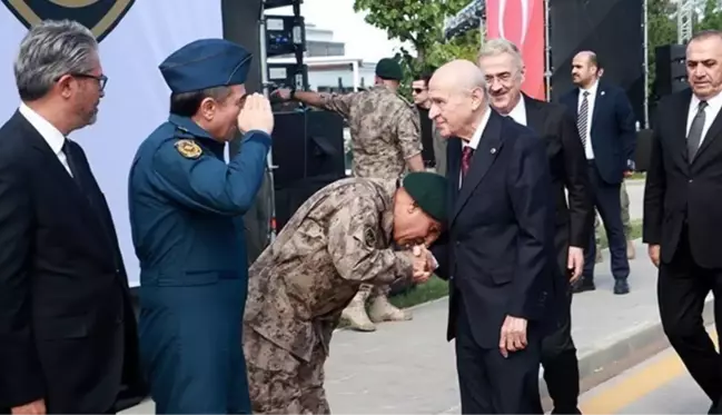 Özel Harekat Başkanı'nın Bahçeli'nin elini öpmesi Ankara'yı karıştırdı: Derhal emekli edilmeli