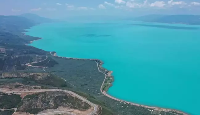 Marmara'nın en büyük gölü turkuaza döndü