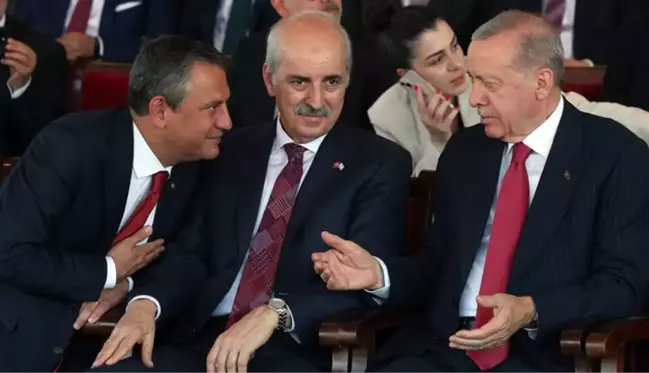 KKTC'deki törende dikkat çeken anlar! Erdoğan ile Özel arasında samimi sohbet