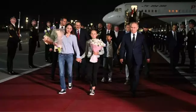 Putin, MİT'in tarihi takas operasyonuyla Rusya'ya dönenleri havalimanında karşıladı