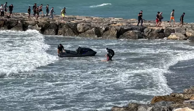 Hatay'da, denizde akıntıya kapılan 5 kişiden 2'si hayatını kaybetti