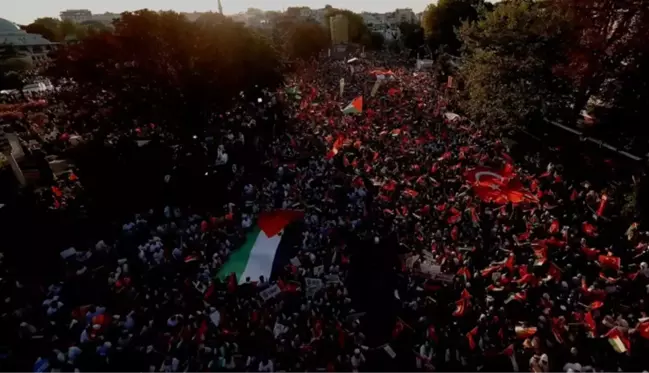 On binlerce kişi Haniye'nin son vasiyeti üzerine Ayasofya Meydanı'nda buluştu