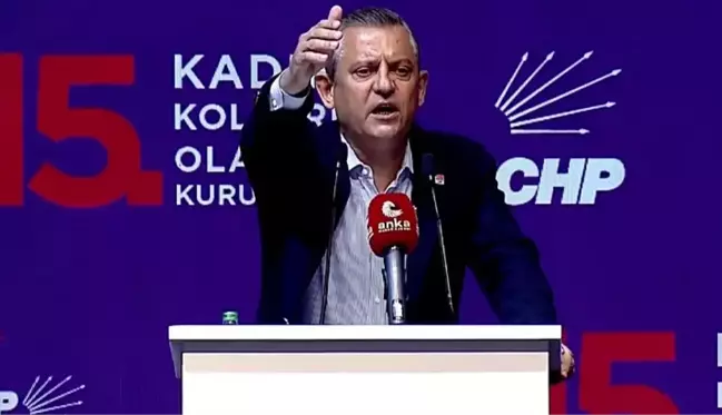 CHP'nin Kadın Kolları kongresinde gergin anlar! Sloganı duyan Özel erkekleri salondan dışarı attırdı