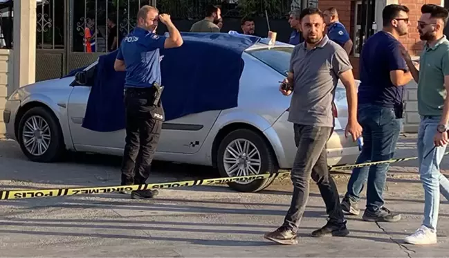 Otomobilde öldürdüğü eşinin cenazesiyle karakola gitti