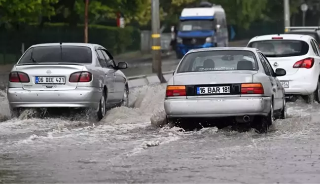 Ankara'nın iki ilçesini sağanak vurdu, yollar göle döndü