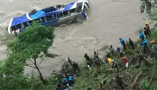 Nepal'de 40 kişiyi taşıyan otobüs, nehire uçtu! 14 kişi öldü