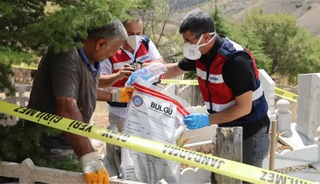 Mezarlıkta kötü koku ihbarına giden ekipler poşete sarılarak toprağa gömülmüş bebek cesedi buldu