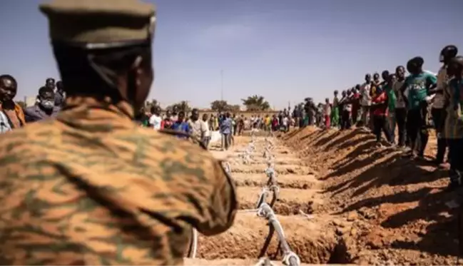 Burkina Faso'da El Kaide bağlantılı grupların bir köye yaptığı saldırıda 200'den fazla kişi öldü