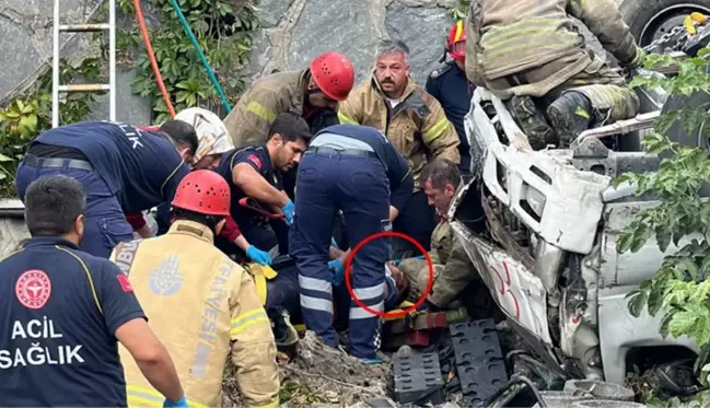 Kontrolden çıkan kamyonet sitenin bahçesine uçtu! Şoför için zamanla yarıştılar